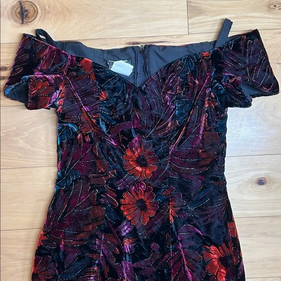 TC Petites Vintage Floral Velvet Off-Shoulder Dress | Size 6 - Picture 2 of 11
